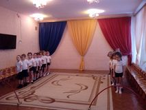 Эстафета на переползание под дугами